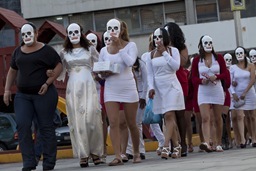 MÉXICO, D.F., 29OCTUBRE2011.- Cientos de trabajadoras sexuales del barrio de La Merced realizaron una procesión desde la Plaza de la Soledad hacia la plaza de la Aguilita en recuerdo a sus compañeras difuntas.
FOTO: RODOLFO ANGULO/CUARTOSCURO.COM