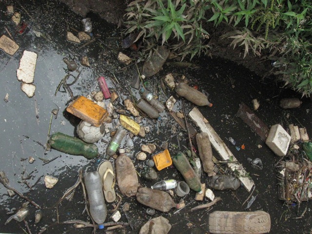 [lixo%2520na%2520%25C3%25A1gua%255B6%255D.jpg]