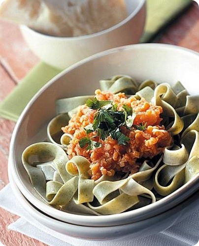 Tagliatelle verdi con salsa di lenticchie