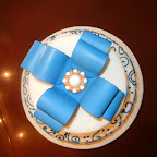 bow-with-brooch-wedding-cake.JPG