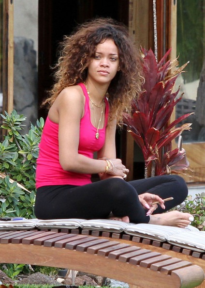 [Rihanna%252BRihanna%252BSmokes%252BHawaii%252BAcMoTAQJYvMl%255B4%255D.jpg]