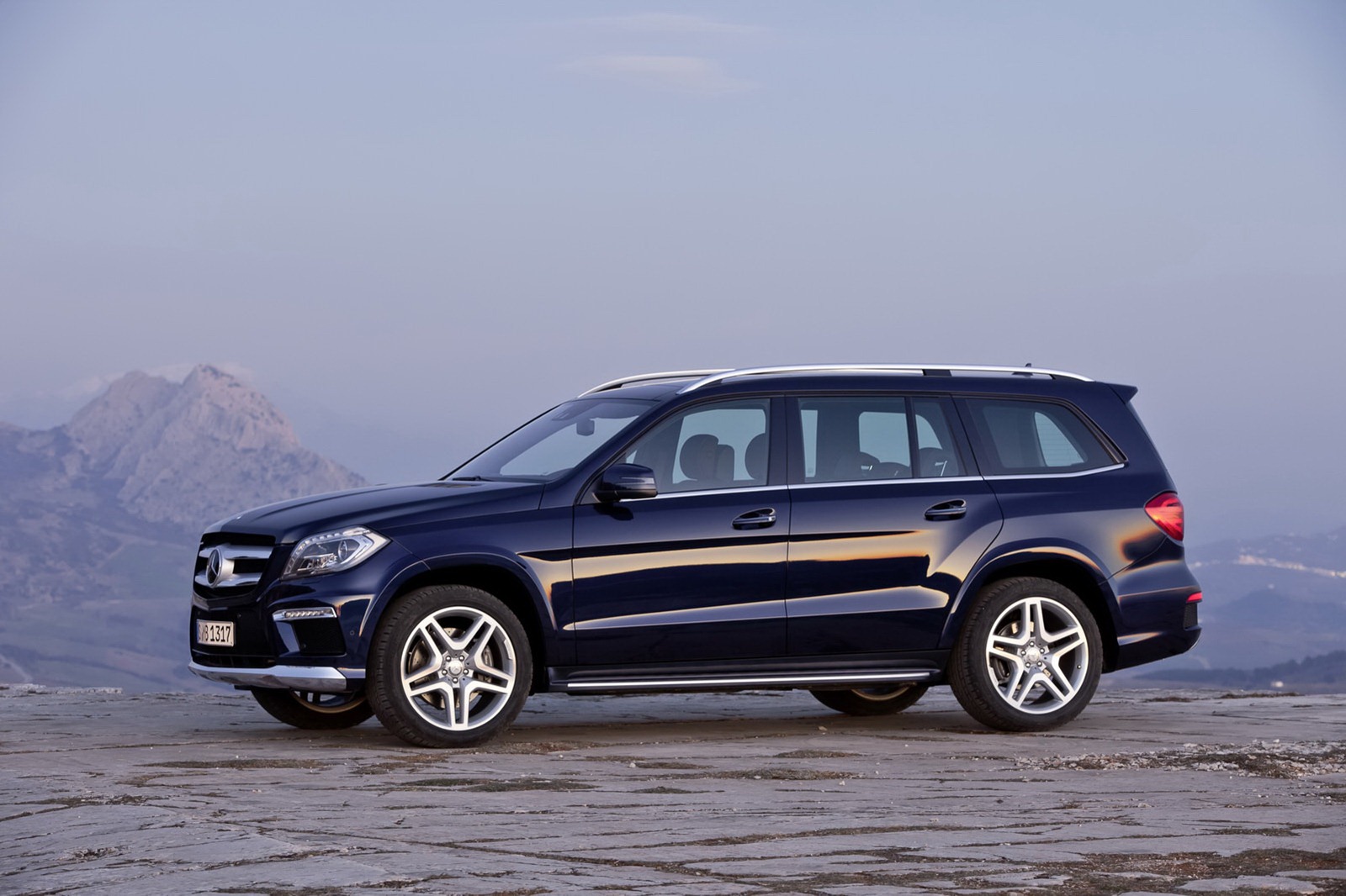 2013-Mercedes-Benz-GL-Class-23[2].jpg