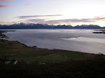 Legg merke til blankstille områder på havet samt at "noe skjer" rett foran mærene.
Det blåste "høy og hatter" hos fotografen, og 10 min etterpå var det fulstendig stille.