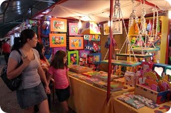 Las ferias artesanales abren sus paeos de compra a partir de las 19.00 horas