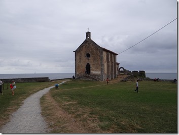 La chapelle à l'écart côté ouest du village