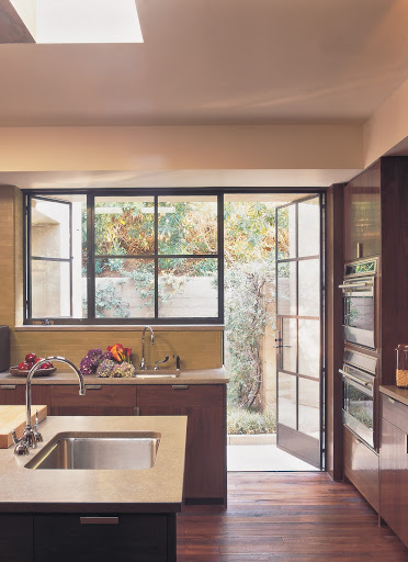 I really like the clean lines of this palm Springs kitchen. (photo by Grey Crawford)