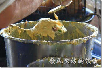台南東興蚵嗲的製做過程。先在鏟子上裹上一層麵皮，然後放在高麗菜、豆芽、芹菜及韭菜等配菜，然後才放上鮮蚵，最後在淋上麵皮把整個蚵嗲包起來，抹平後下油鍋油炸。