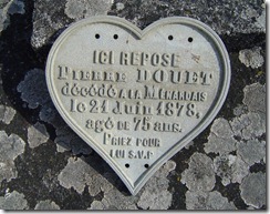 De la tombe de P.Douet il ne reste que la plaque De la tombe de P.Douet il ne reste que la plaque