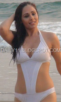 [mandy-takhar%2520hot%2520wallpapers%255B9%255D.jpg]