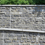 9 - Murs en moellons équarris avec couvre-murs
