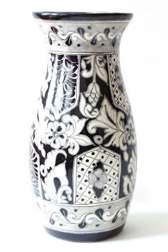 A Mexican vase makes just as strong a statement alone as it does filled with flowers. (emiliaceramics.com) A Mexican vase makes just as strong a statement alone as it does filled with flowers. (emiliaceramics.com)