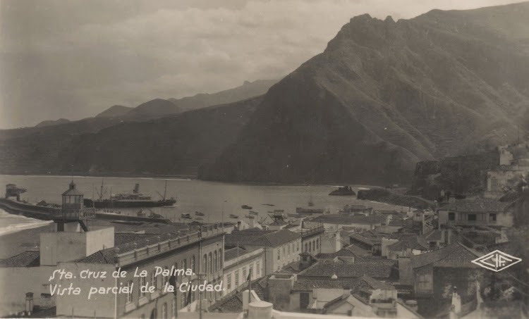 Impresionante foto del puerto de Santa Cruz de la Palma con un correo grande atracado. Archivo FEDAC.jpg