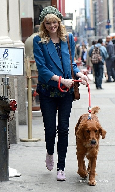 Gwen Stacy Goes on a Dog Walk in The Amazing Spider-Man 2 Set Photos 03 Gwen Stacy Goes on a Dog Walk in The Amazing Spider-Man 2 Set Photos 03