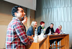Özz Nujen modererar forskarpanel på ForskarFredag i Trollhättan 2011. Foto: Högskolan Väst.