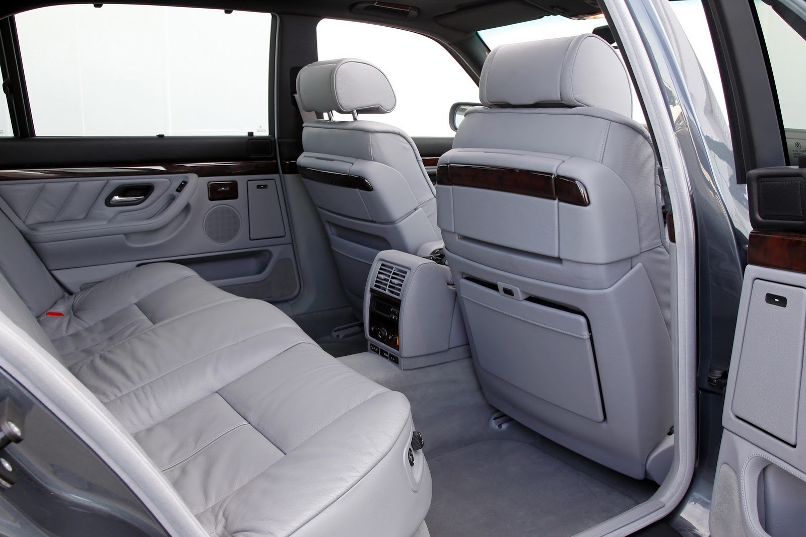 [BMW-V12-7-Series-19%255B2%255D.jpg]