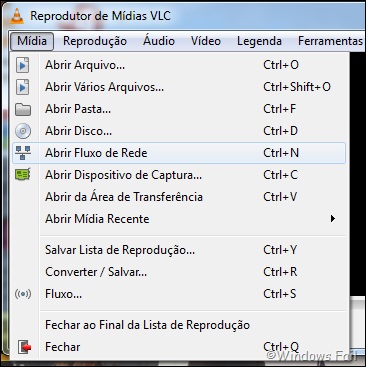 No VLC media player, clique no menu Mídia, depois clique em Abrir fluxo de rede