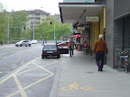 Boulevard du Pond d'Arve : "On a pas oublié de faire une piste cyclable ? AAaah merde. T'as de la peinture ? Y reste de la place sur le trottoir ? Parfait."