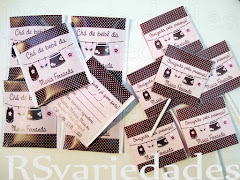 1- Sachê de chá
    : R$1,50 unid (min.40 unids).
    : Cento= R$135,00.
    : Sabores camomila, erva-cidreira ou chá preto.
    : Pode-se optar na escolha de mais de um sabor (min. 20 unids por sabor).
    : Personalização feita através de etiqueta personalizada e não por impressão na embalagem. O sachê já vem com o saquinho dentro.
    : Criamos uma etiqueta personalizada que colamos por cima de um sachê comum que encontramos no supermercado do tipo que já vem lacradinho na lateral.
    : Assim o conteúdo fica preservado. 
    
    2- Pirulito com cartão de agradecimento
    : R$ 0,80 unid (min. 50 unids).
    : Cento=R$70,00.
    : O Cartão é somente na parte da frente, ele não dá a volta no pirulito.