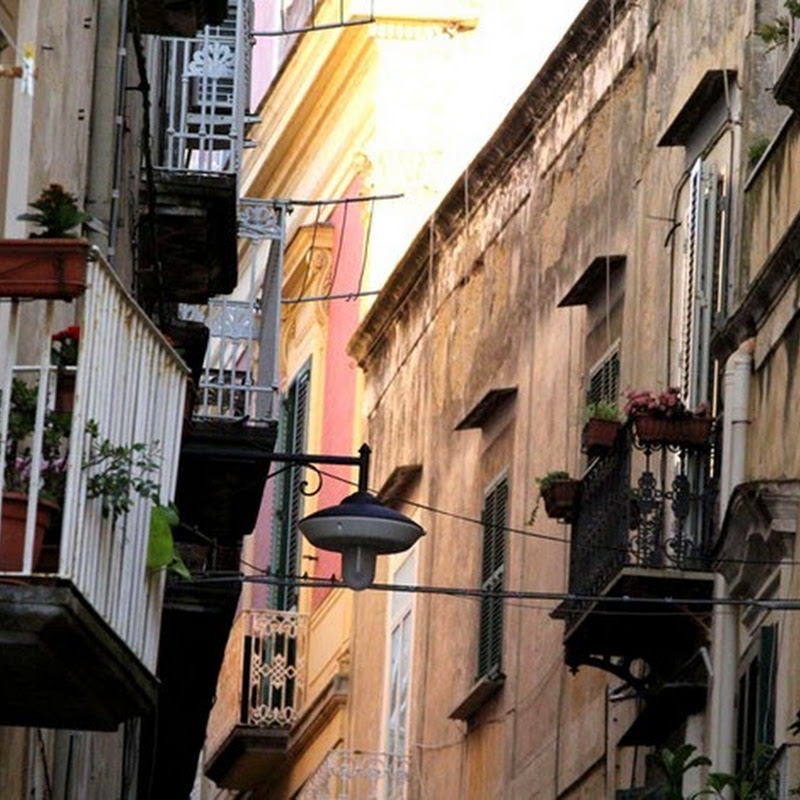 Procida bellezza arcaica di tufo e di vulcano che inali camminando senza orologio.