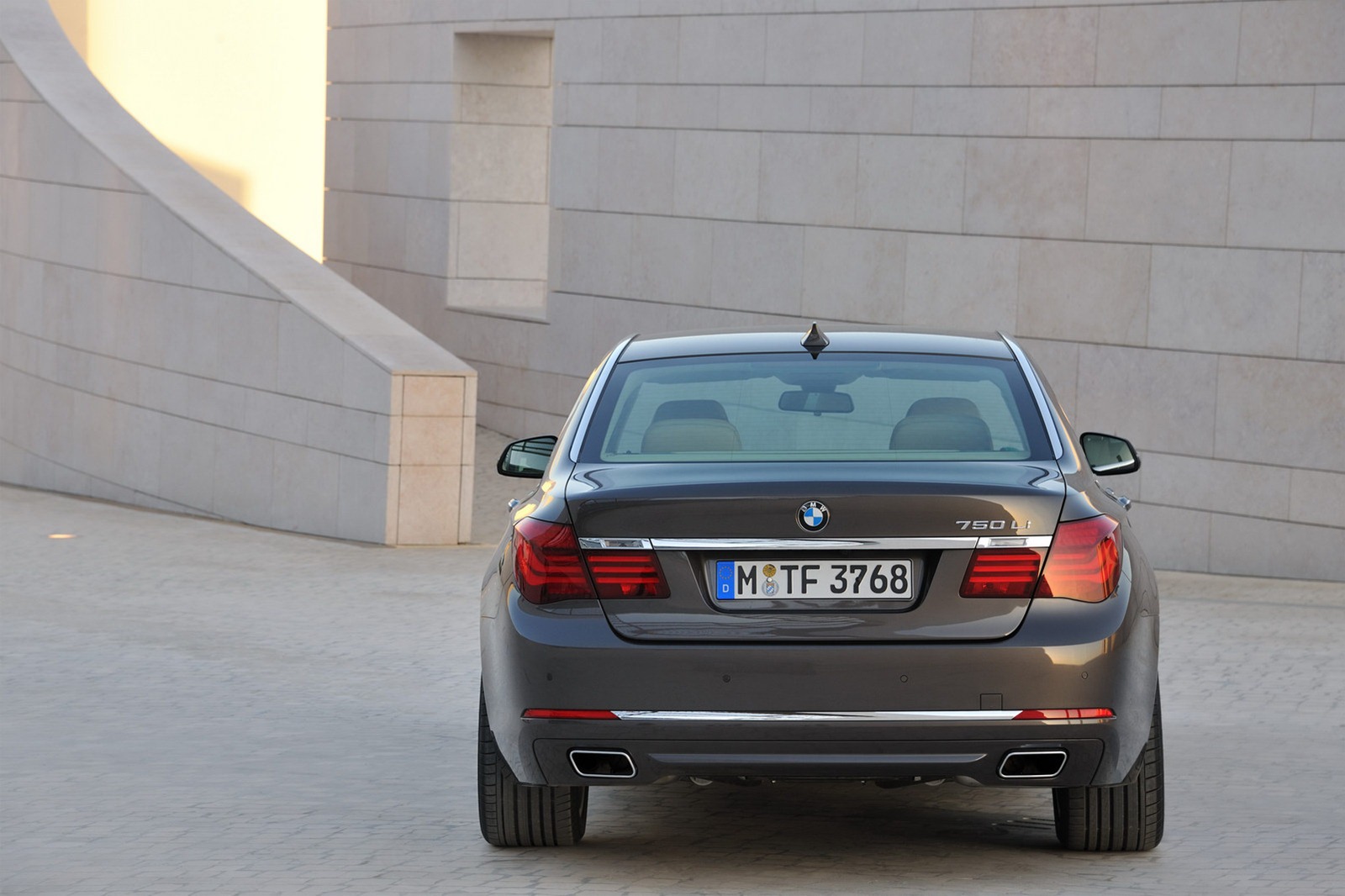 2013-BMW-7-Series-FL23[2].jpg