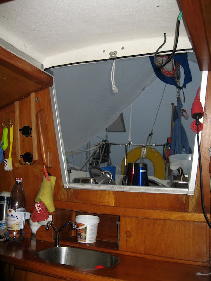14 juli - dagen före. Vi avvaktar en dag i Fårösund marina. Det regnar och blåser kuling. Vi hinner gå på Bunge museet och leta efter ny packning till gasolflaskan. Det blev en intressant vandring mellan verkstäder där vi får goda tips som slutligen leder oss till ett företag specialiserat på djuphavsdykning. Ägaren ger oss en packning som klarar 300 bar.