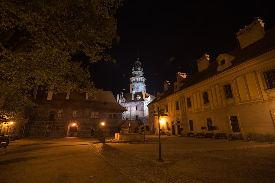 Замковая башня при свете фонарей