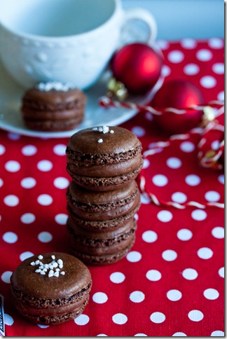 chocolate macarons with caramel filling (1 von 1)