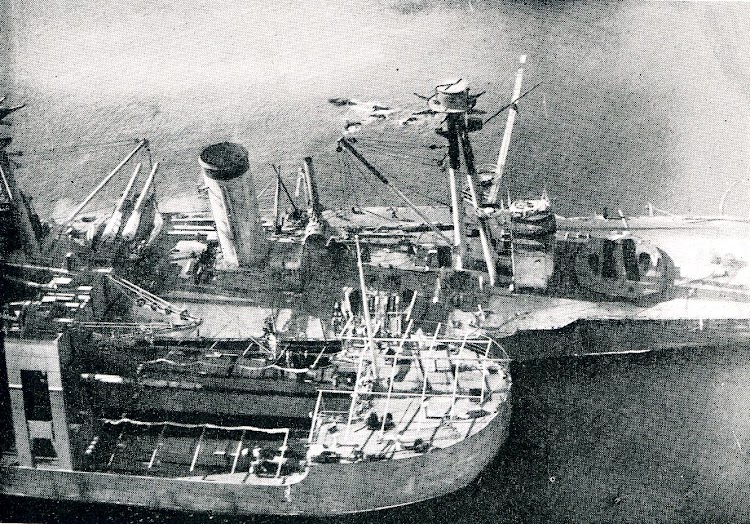 El buque de salvamento KANGURO al costado del ESPAÑA. Véase en el interior de este un cañón de 12?. Foto de la REVISTA GENERAL DE MARINA. Noviembre de 1924.JPG