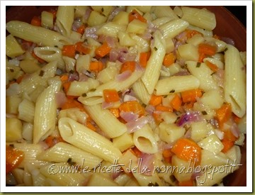 Penne con patate, carote, cipolla, erba cipollina e peperoncino fresco (4)