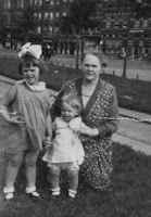 Kooij, Maartje en Geertruida 1934 Katendrecht.jpg