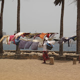 Femmes faisant sécher leur linge avec vue sur Dakar