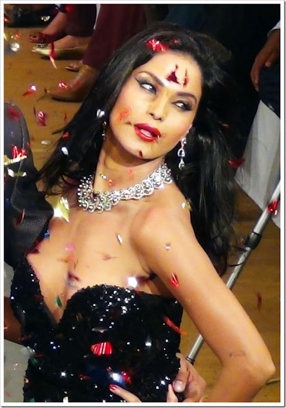 Veena-Malik-Jaipur-Fashion-Week-2012-2-600x866