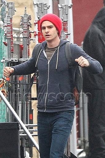 Mary Jane Meets Peter Parker in The Amazing Spider-Man 2 Set Footage 11 Mary Jane Meets Peter Parker in The Amazing Spider-Man 2 Set Footage 11