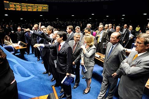 [01_06_2011_plenario_do_senado_em_sessao_vergonhosa_presidida_por_marta_suplicy%255B2%255D.jpg]