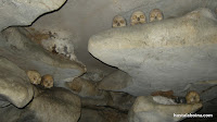 Es la decoración ideal para cualquier cueva, unas calaveras en las repisas.