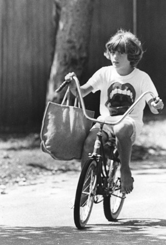 [Young-John-Kennedy-Jr-on-a-bicycle%255B5%255D.jpg]