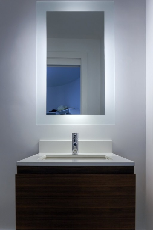[lavabo-minimalista-con-espejo-retroiluminado%255B4%255D.jpg]