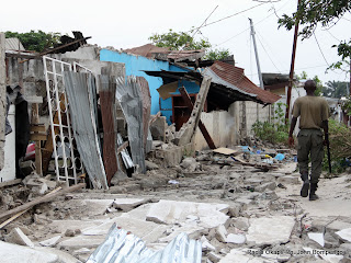 Un militaire marche aux cotés de sa maison à gauche, détruite par des détonations causées par l’incendie du camp militaire le 5/3/2012 à Brazzaville. Radio Okapi/ Ph. John Bompengo
