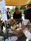 Mikrobiologer från SLU visar traditionell användning av nyttiga bakterier och moderna probiotika som förbättrar tarmfloran. ForskarFredag på Skansen 2011. Foto: Sofia Ljungman, SLU