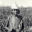 صورة لشاب من منطقة جازان  التقطت عام 1946 م  أثناء قيامه ببعض مهام حماية المحصول من الطيور

التقطت الصور بكاميرا الرحاله الشهير (ولفرد ثيسنجر) أو محمد بن لندن
مابين عام 1945الى عام 1950