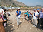 עומדים לאורך שדרת הרחוב המרכזי בדרך לתגלית החשובה - בית הכנסת