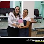 Mss. Aline Croce entregando a Bíblia do Discípulo a aluna participante