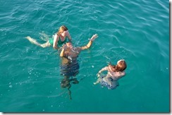 Der arme Skipper wird duch zwei hinterlistige Gäste angegriffen und unter Wasser gedrückt..