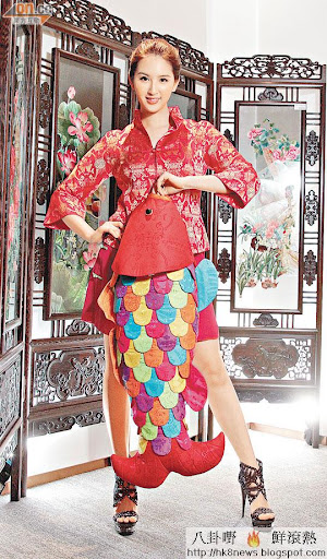 何傲兒每逢年初三就會跟隨父親入馬場逗利是。