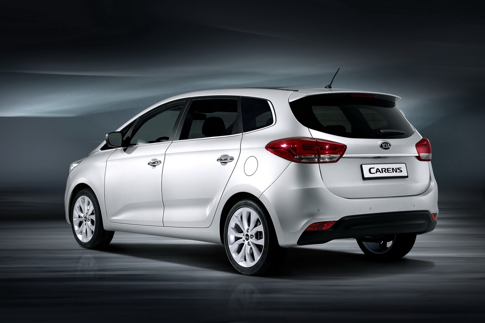 2013-Kia-Carens-MPV-1[2].jpg