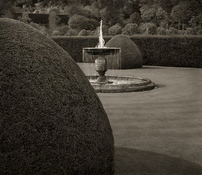 [39_Fountain%252C_Powis_Castle%252C_Wales%255B5%255D.jpg]