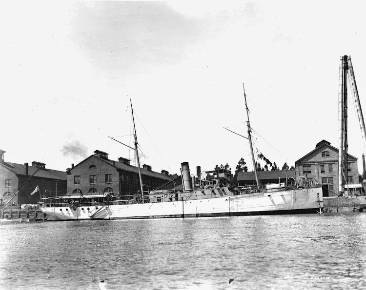 20 de junio de 1892. El USS MANILA en Mare Island Naval Shipyard. Foto de la web Navsource..jpg