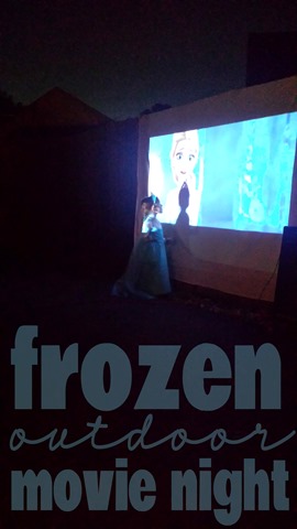 Love this Frozen outdoor movie night