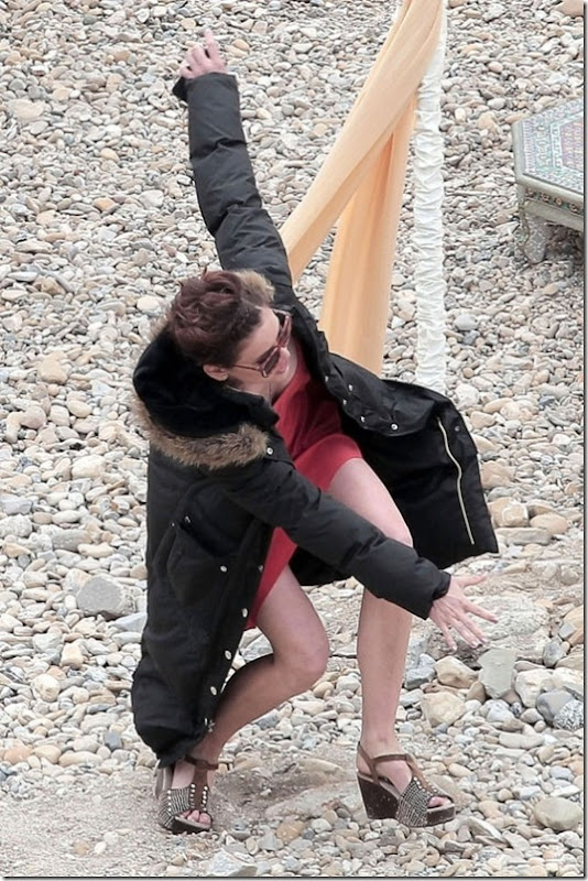 celebrities-falling-down-10