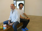 José Luis Anzizar y Fernando Entín, acondicionando la galería para una muestra
